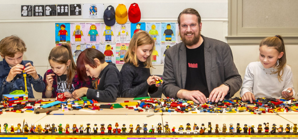 haarlem-rubriek-idee-legomeester-dani%e2%88%9al-ponsenleerkracht-groep-8-werkt-in-zijn-lessen-veel-met-lego-op-de-voorgrond-de-tijdlijnau-van-lego-obs-de-peppelaer