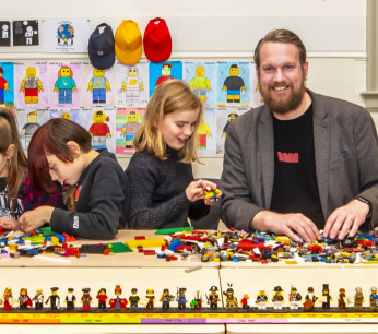 haarlem-rubriek-idee-legomeester-dani%e2%88%9al-ponsenleerkracht-groep-8-werkt-in-zijn-lessen-veel-met-lego-op-de-voorgrond-de-tijdlijnau-van-lego-obs-de-peppelaer