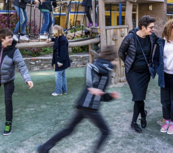 leiden-marije-van-den-berg-deed-onderzoek-naar-de-geldstromen-tussen-de-overheid-en-de-school-schoolplein-obs-lucas-van-leyden-rechts-marije-van-den-berg