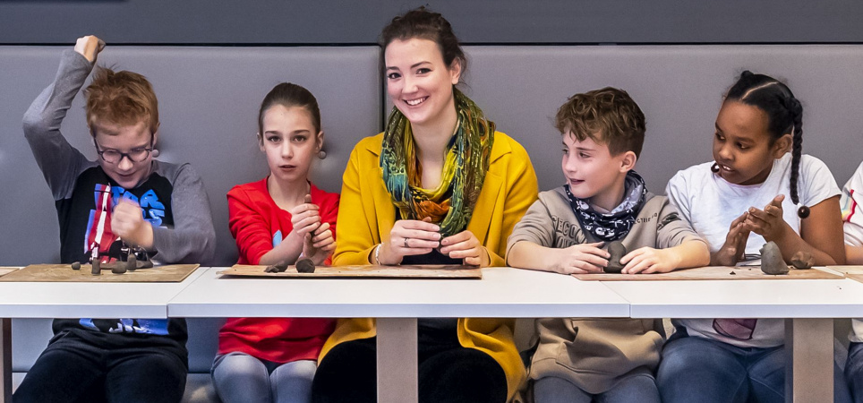 amersfoort-rubriek-idee-elisabeth-elisabeth-visser-cultuurbegeleider-aan-het-werk-met-kinderen-met-de-door-haar-ontwikkelde-leerlijn-cultuuronderwijs