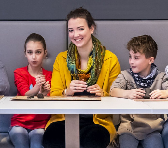 amersfoort-rubriek-idee-elisabeth-elisabeth-visser-cultuurbegeleider-aan-het-werk-met-kinderen-met-de-door-haar-ontwikkelde-leerlijn-cultuuronderwijs