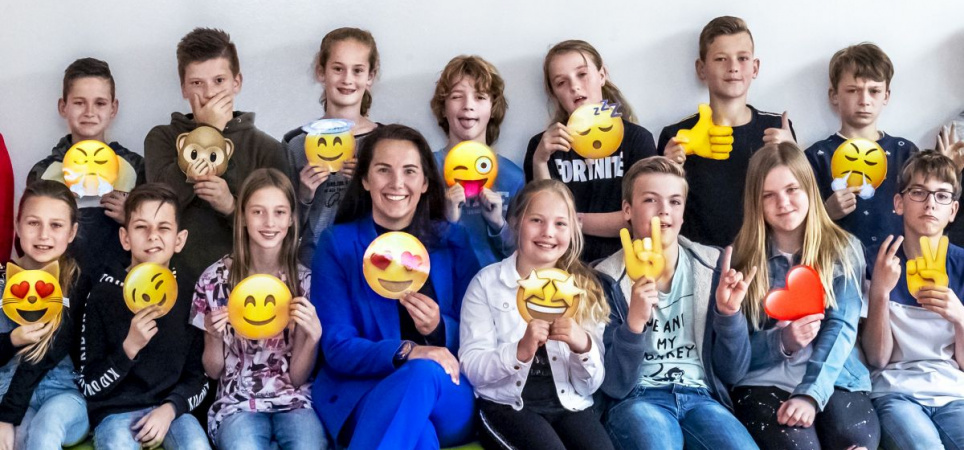 utrecht-idee-maud-donga-met-groep-7-van-de-st-anthoniusschool-in-beesd-zij-ontwikkelde-een-emoji-leesplank-om-leerlingen-hun-emoties-en-gevoelens-beter-te-laten-begrijpen