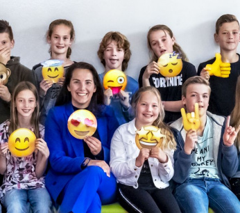 utrecht-idee-maud-donga-met-groep-7-van-de-st-anthoniusschool-in-beesd-zij-ontwikkelde-een-emoji-leesplank-om-leerlingen-hun-emoties-en-gevoelens-beter-te-laten-begrijpen