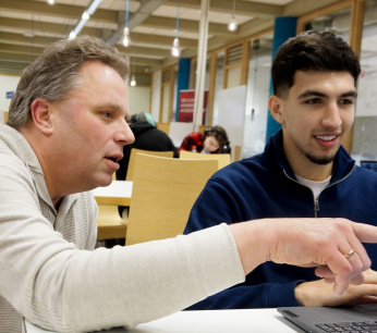 informaticadocent-frans-reijnhoudt-legt-iets-uit