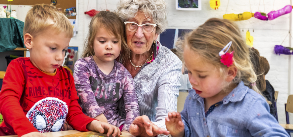 westervoort-80-jarige-ans-tiecken-valt-in-bij-groep-1-en-2-van-ikc-de-hoge-hoeve-links-nils-abigail-en-merle