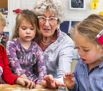 westervoort-80-jarige-ans-tiecken-valt-in-bij-groep-1-en-2-van-ikc-de-hoge-hoeve-links-nils-abigail-en-merle