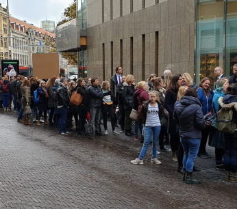 lange-rij-voor-de-publieke-tribune-def