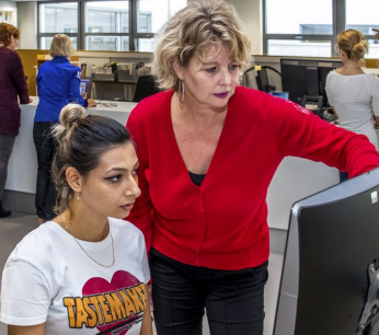 utrecht-carla-van-oostrum-aan-het-woord-coordinator-publieksdienst-balie-en-floorwalker-bij-informatiezuil-hugo-bibliotheek-hogeschool-utrecht-2