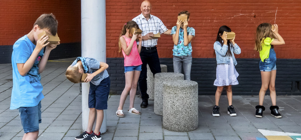 bergen-op-zoom-rubriek-ideede-leerlingen-van-john-demmers-leerkracht-van-basisschool-de-krabbenkooi-maken-een-virtuele-ruimtereis