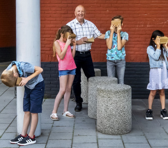 bergen-op-zoom-rubriek-ideede-leerlingen-van-john-demmers-leerkracht-van-basisschool-de-krabbenkooi-maken-een-virtuele-ruimtereis