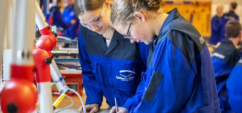 veenendaal-docenten-en-leerlingen-tijdens-een-praktijkles-op-het-ichthus-college-3