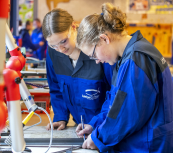 veenendaal-docenten-en-leerlingen-tijdens-een-praktijkles-op-het-ichthus-college-3