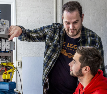 thomas-van-doremalen36-onderwijsmanager-techniek-op-het-willem-1-college-geeft-les-aan-een-eerste-monteur-elektrotechnische-installaties