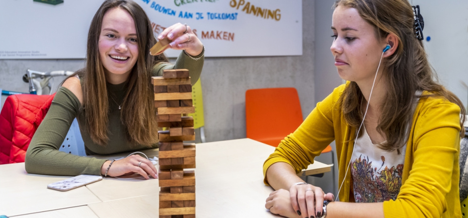 enschede-mbo-leerlingen-die-onderwijsassistent-willen-worden-volgen-een-keer-per-week-colleges-op-hogeschool-saxion