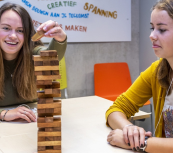 enschede-mbo-leerlingen-die-onderwijsassistent-willen-worden-volgen-een-keer-per-week-colleges-op-hogeschool-saxion