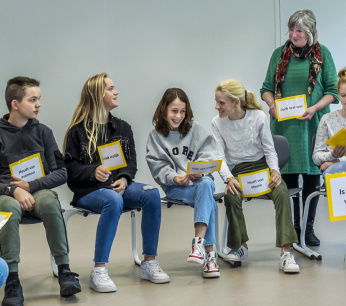 tilburg-rubriek-idee-lucy-reijnen-bedacht-het-vak-brugles-waarmee-ze-haar-vmbo-leerlingen-met-activerende-werkvormen-leert-zich-staande-te-houden-2college-jozefmavo