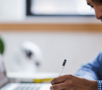 man-achter-laptop-administratie